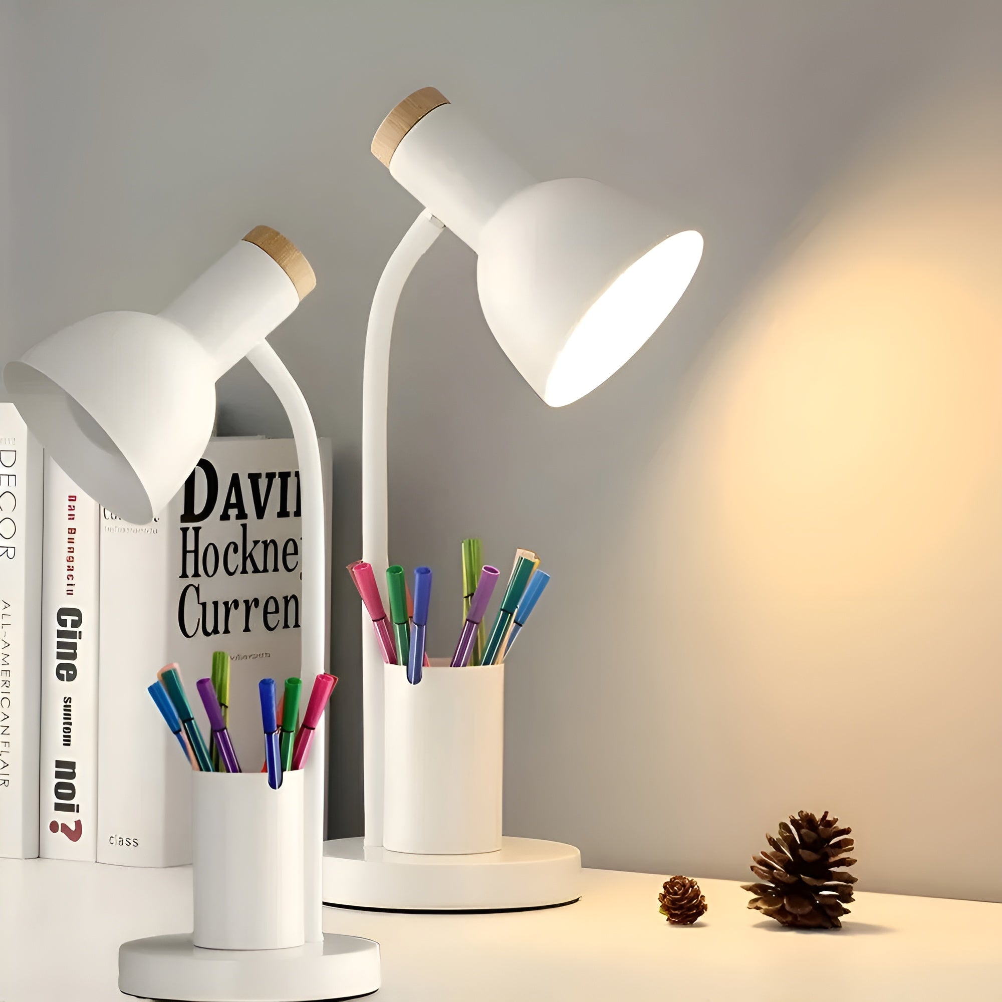 BrightHold - Elegant LED-bordslampa med Pennhållare och Justerbar Belysning