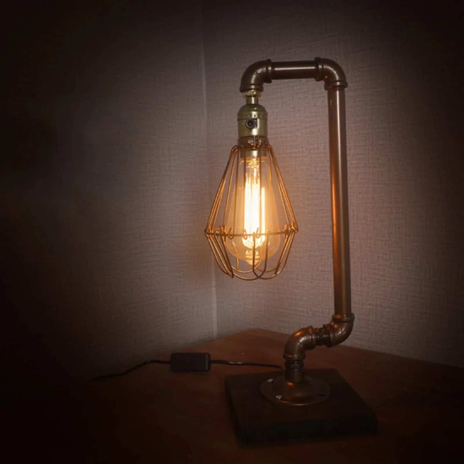 Charmara | Bordslampa – Retrodesign i Metall 2