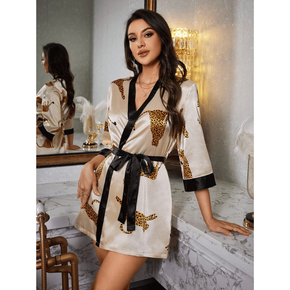 GlamourEase - Satin Kappa med Djurtryck och Spetsdetaljer för Elegant Avkoppling