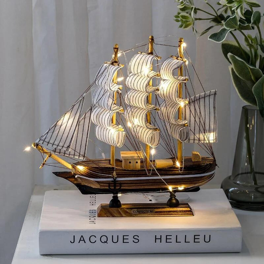 Nautica - Elegant Trä Segelbåtskulptur med LED-belysning