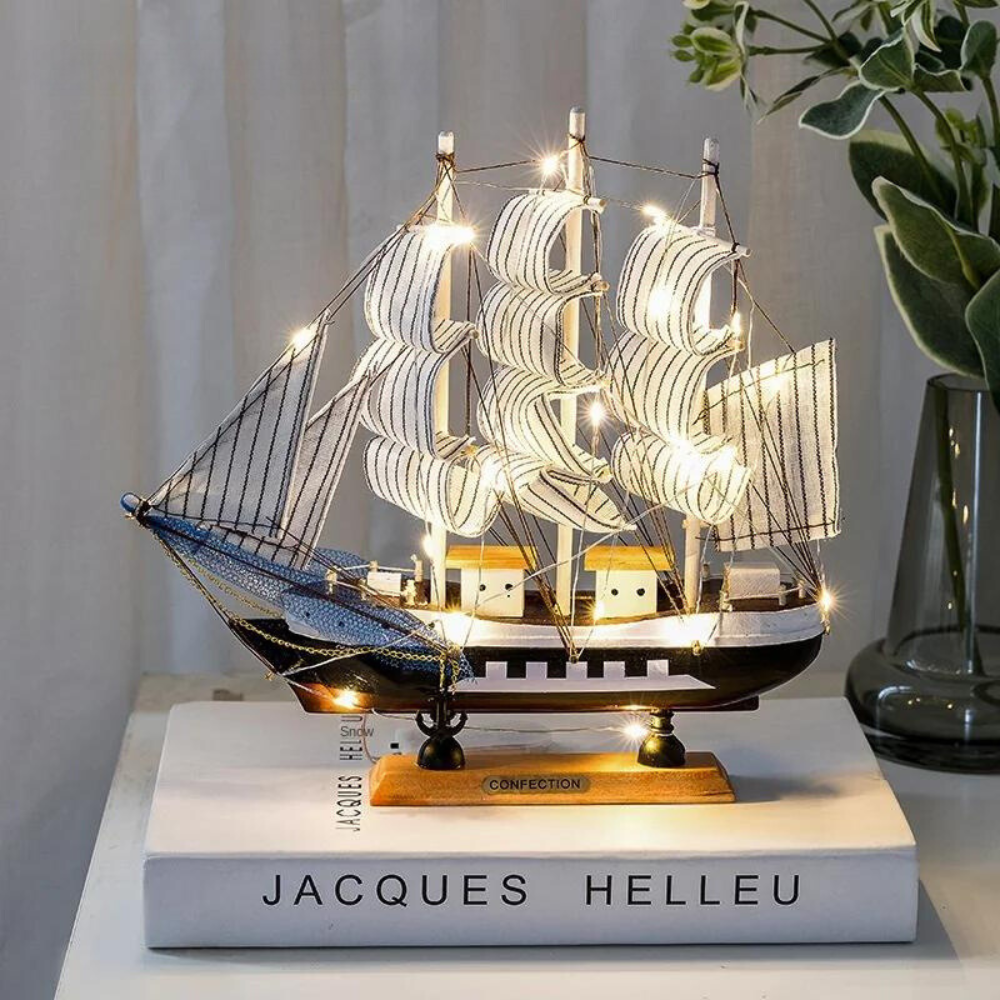 Nautica - Elegant Trä Segelbåtskulptur med LED-belysning